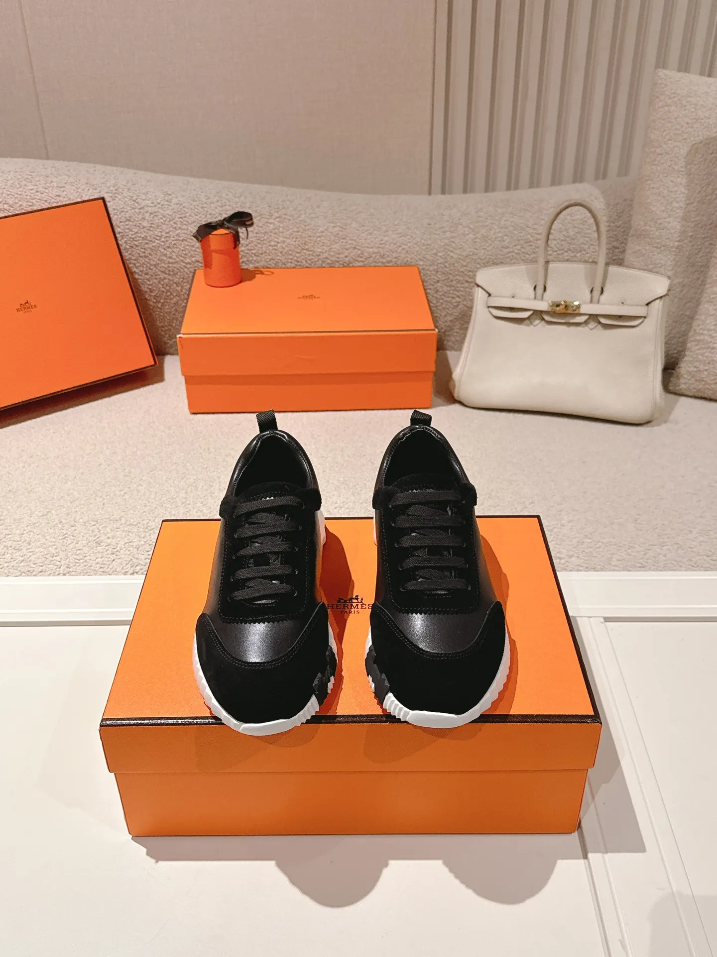 Men's shoes 💰600💰 Hermes top version # Hermès H family classic couple's casual sports shoes Couple's casual sports dad shoes combine high-tech canvas and suede goatskin, and are decorated with an exaggerated "H" letter on the rubber sole. The italic design and bright colors show vitality and continue the brand's design inspiration. Stroll around the city lightly and feel free and comfortable. Exquisitely packaged at the delivery counter 🛍📦 Fabric: Original special material and cow suede Lining: Customized breathable mesh Outsole: Open-molded TPU + rubber foam material Bottom thickness: 3CM Size: 35-45